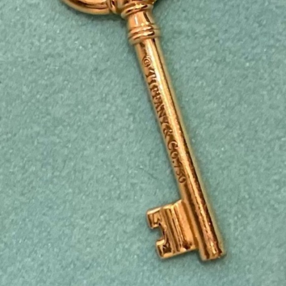 AUTHENTIC TIFFANY & CO 18k YG LARGE KEY CHARM. Unisex - Picture 8 of 14